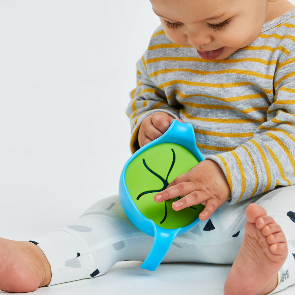 child with Bowl + straw - passion splash - b.box for kids