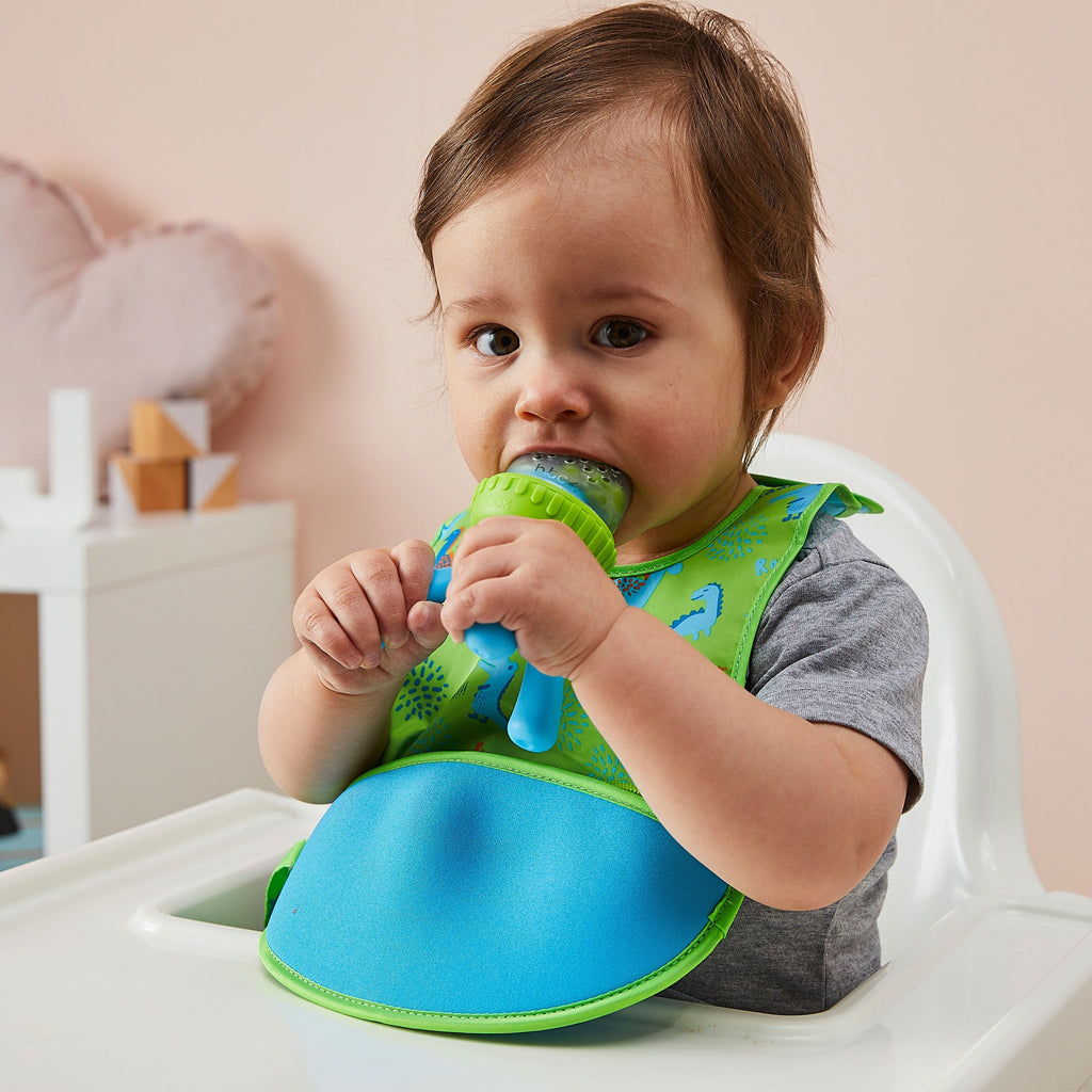 child with silicone fresh food feeder - ocean breeze - b.box for kids